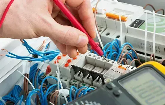 Professional electrician in Lea Bridge